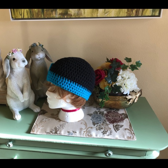 HAND MADE Knitted beanie hat with bow accent - Picture 2 of 2